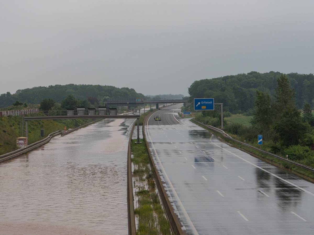Fahrbahnen der Autobahn bei Erftstadt stehen unter Wasser.