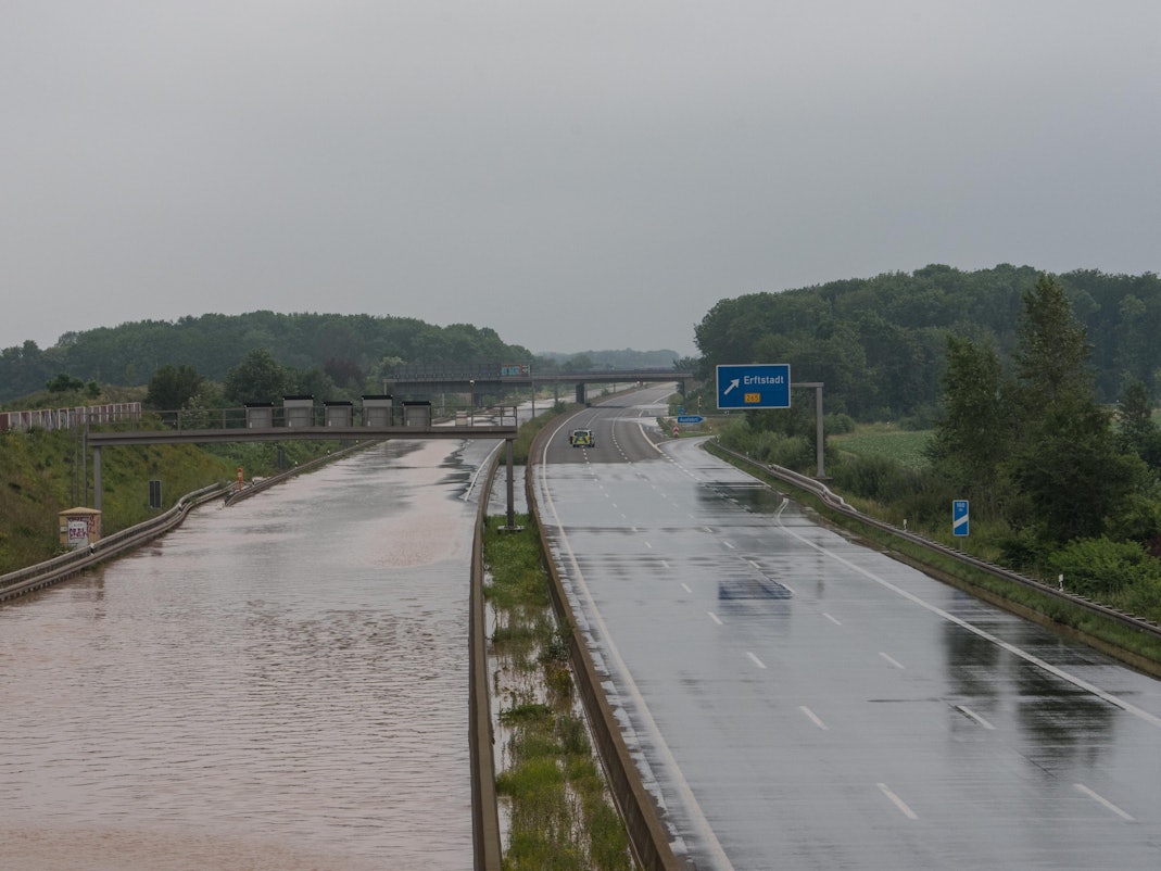 Fahrbahnen der Autobahn bei Erftstadt stehen unter Wasser.