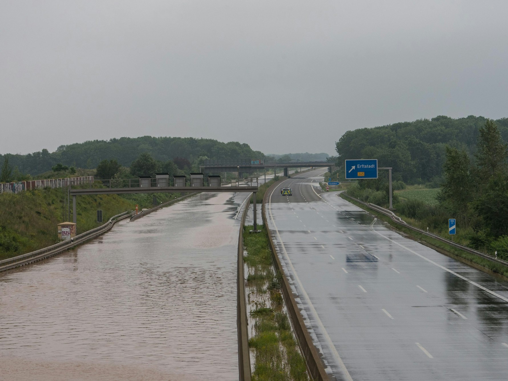 Fahrbahnen der Autobahn bei Erftstadt stehen unter Wasser.