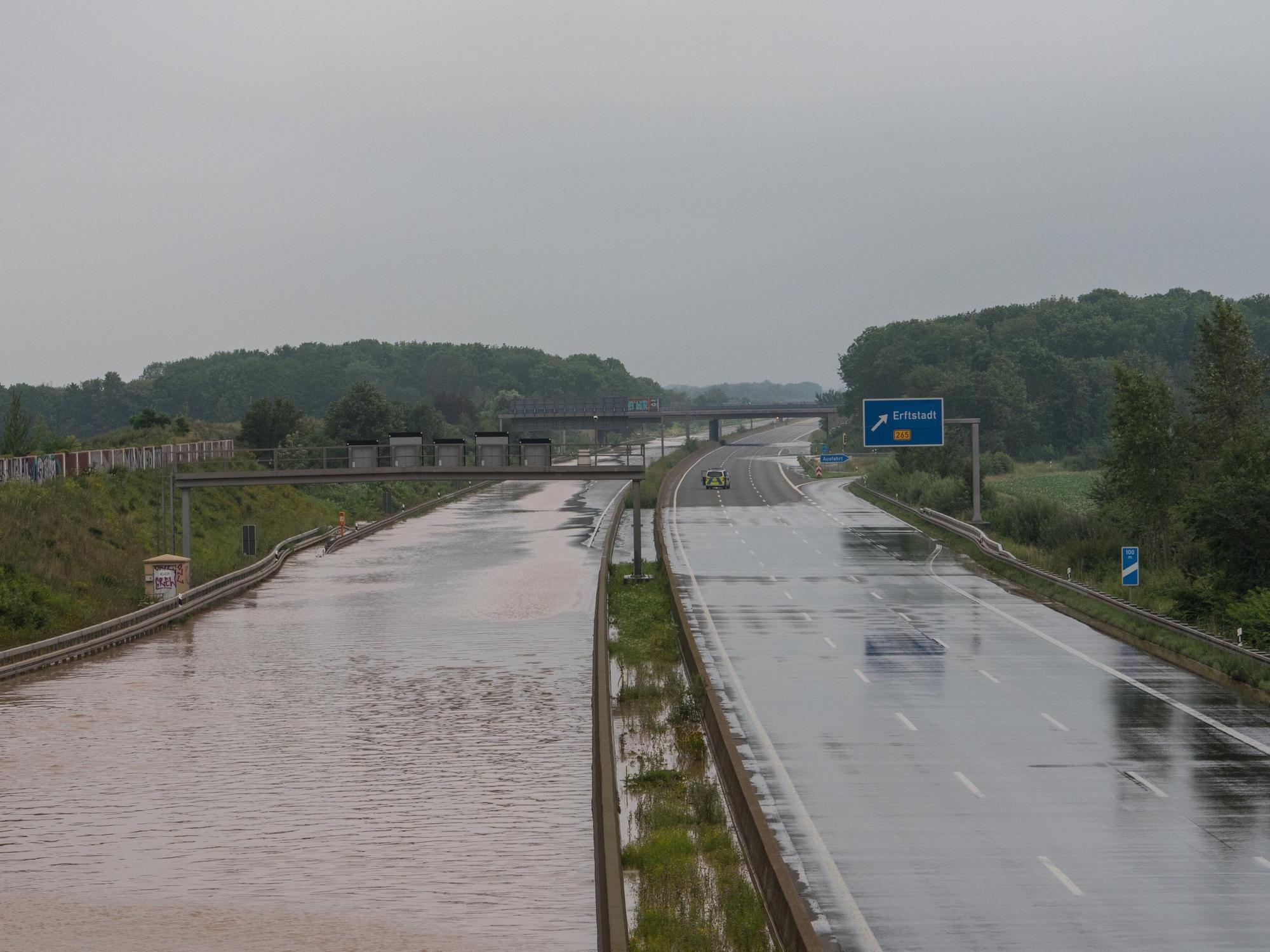 Fahrbahnen der Autobahn bei Erftstadt stehen unter Wasser.
