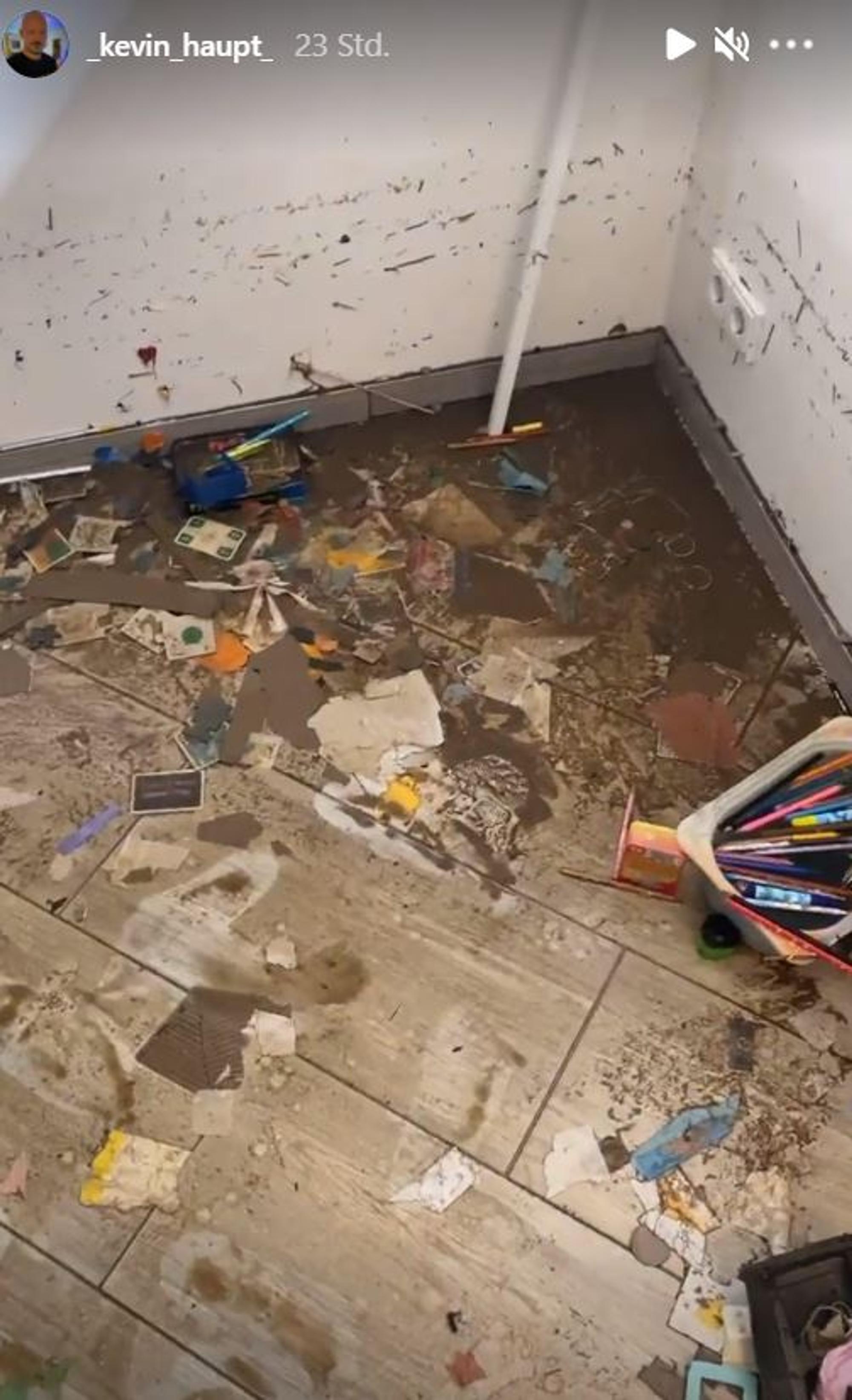Kevin Haupt zeigt die Verwüstung des Hochwassers in seinem Haus in Düren in seiner Instagram-Story vom 15. Juli 2021.