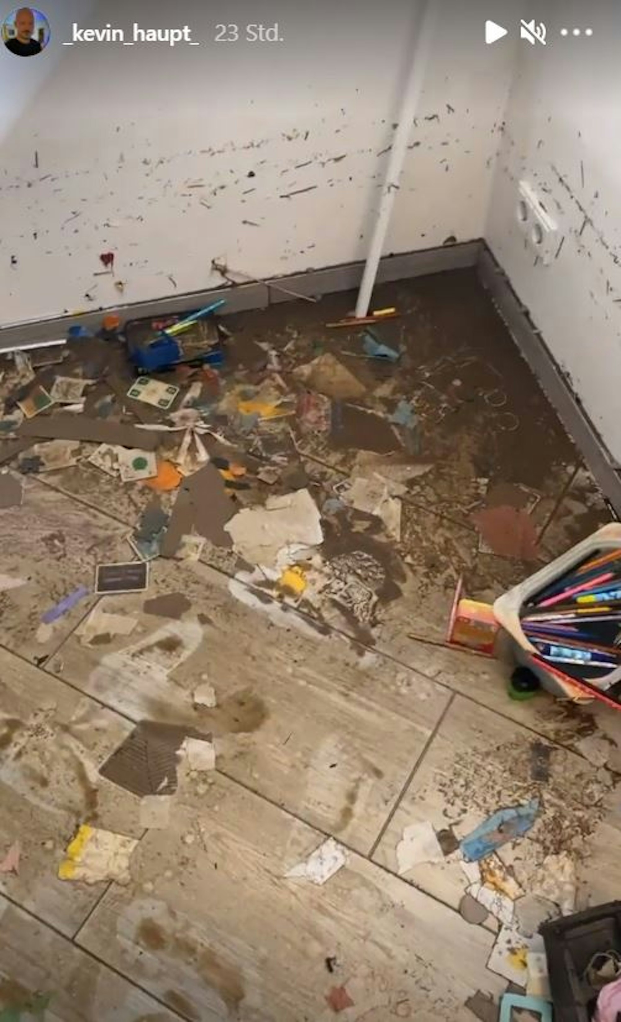 Kevin Haupt zeigt die Verwüstung des Hochwassers in seinem Haus in Düren in seiner Instagram-Story vom 15. Juli 2021.