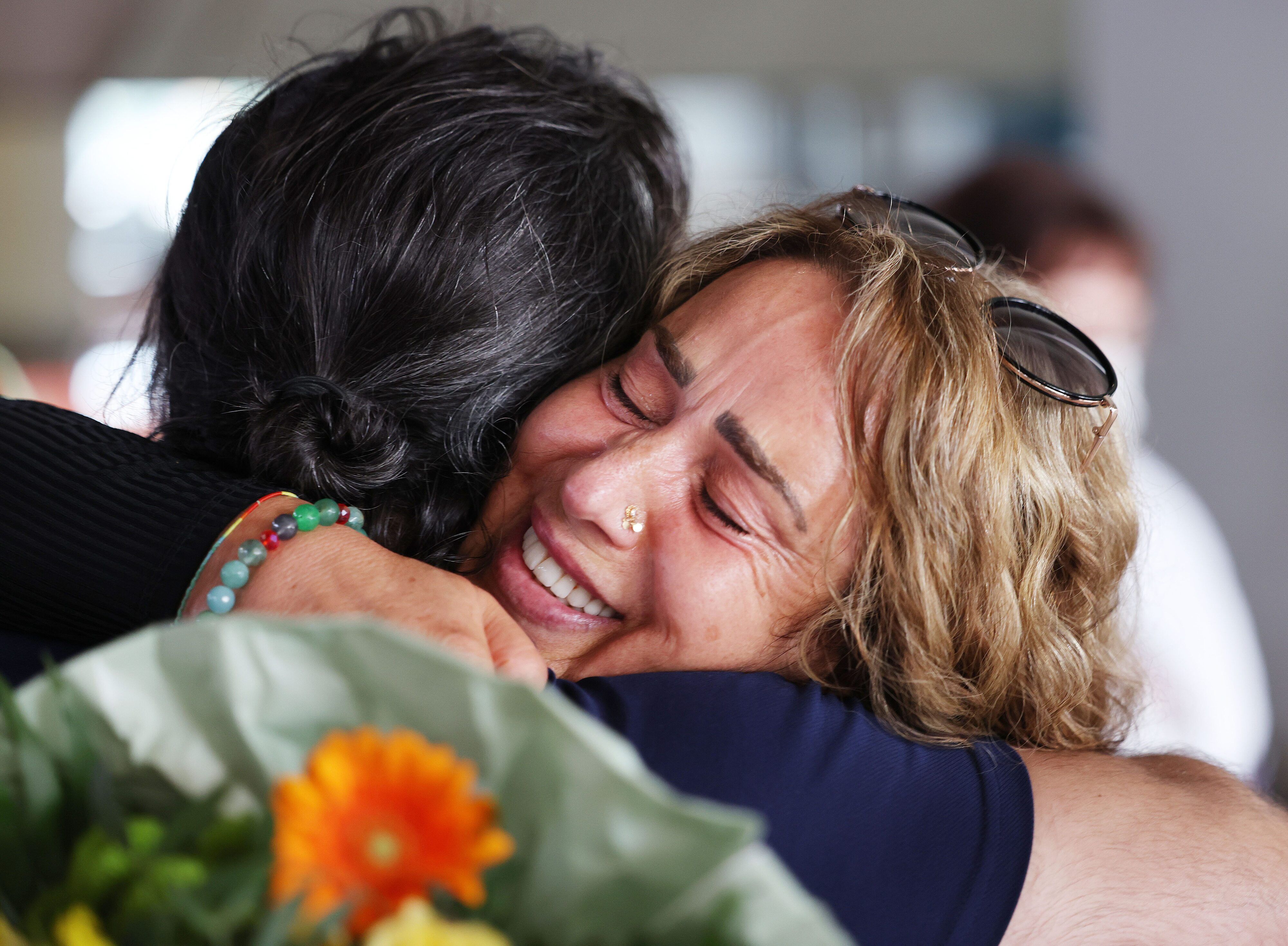 Sängerin Hozan Cane wurde am Flughafen von Freunden und Familie empfangen.