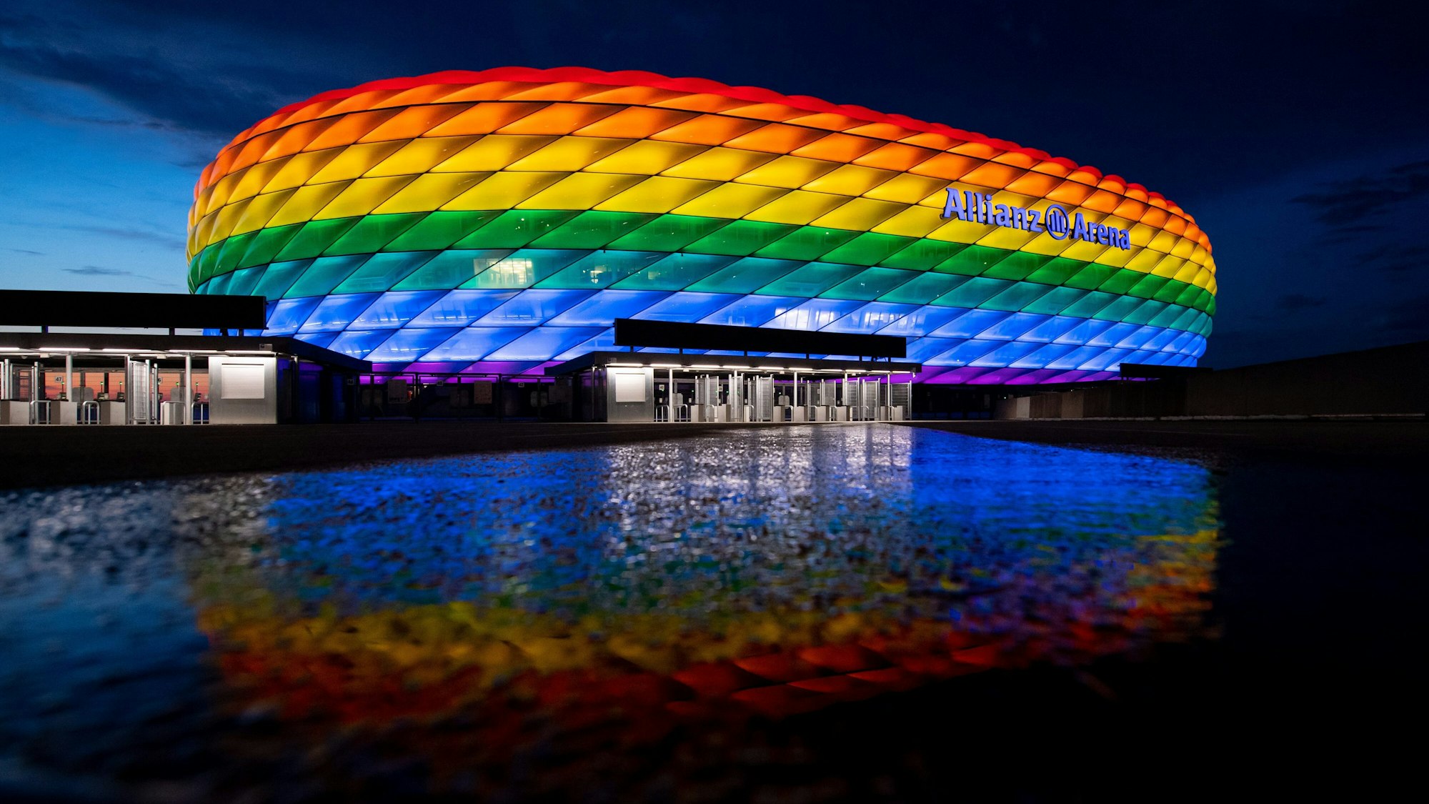 Die Allianz Arena in München erstrahlt am 10. Juli in Regenbogenfarben.