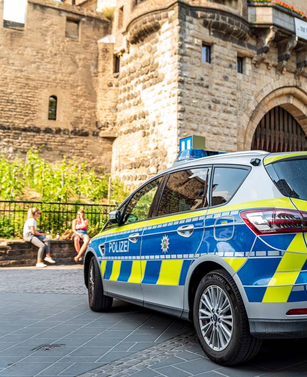 Polizei-Auto auf dem Chlodwigplatz in Köln.