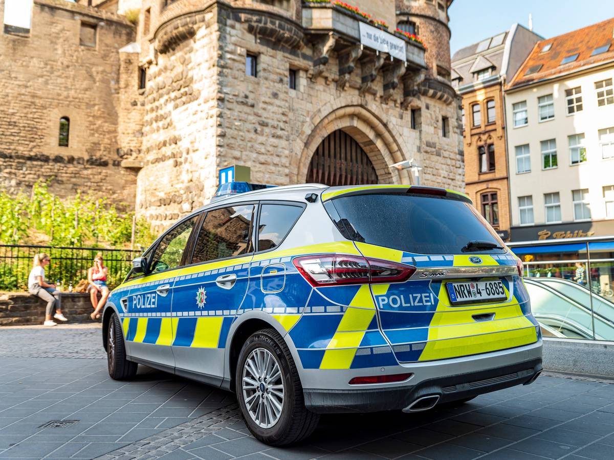 Polizei-Auto auf dem Chlodwigplatz in Köln.