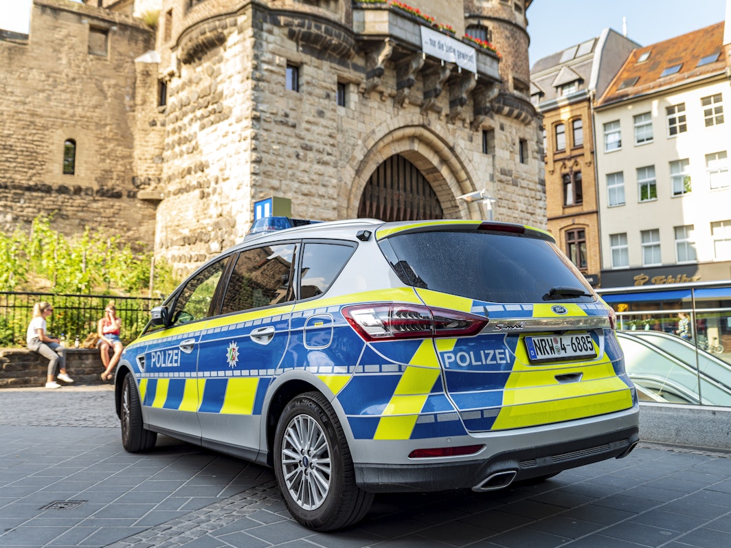 Polizei-Auto auf dem Chlodwigplatz in Köln.