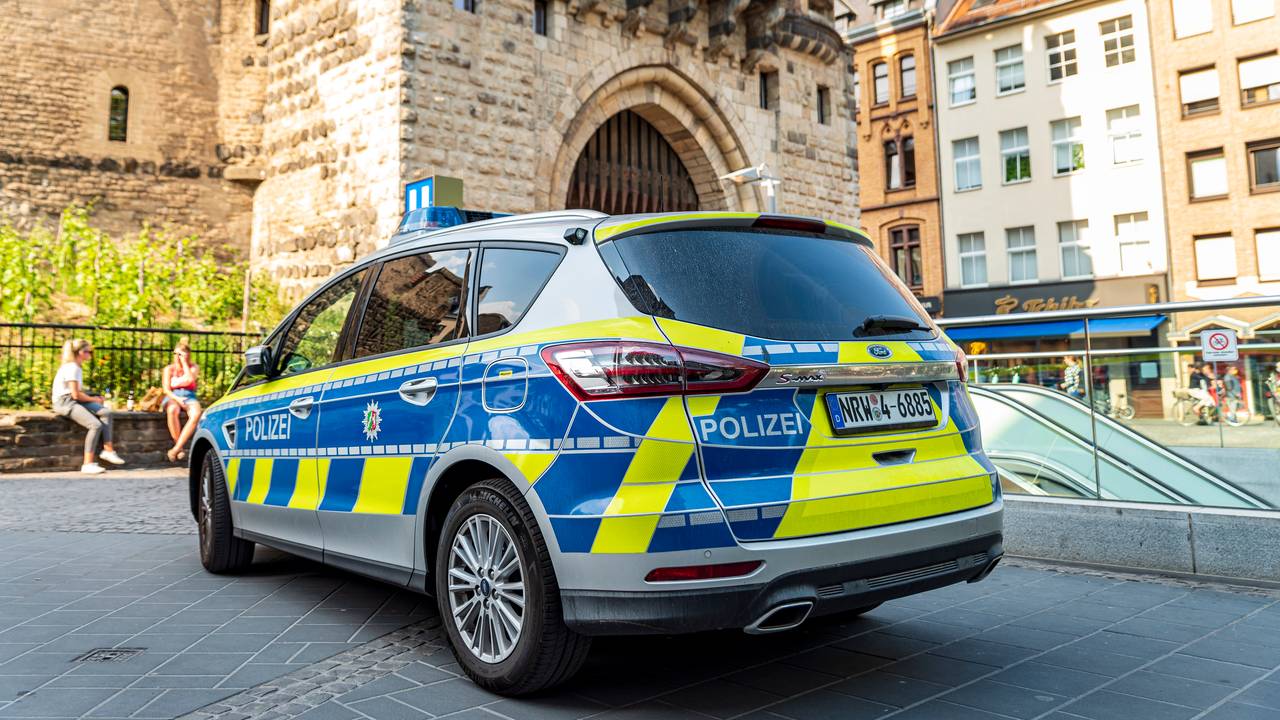 Polizei-Auto auf dem Chlodwigplatz in Köln.