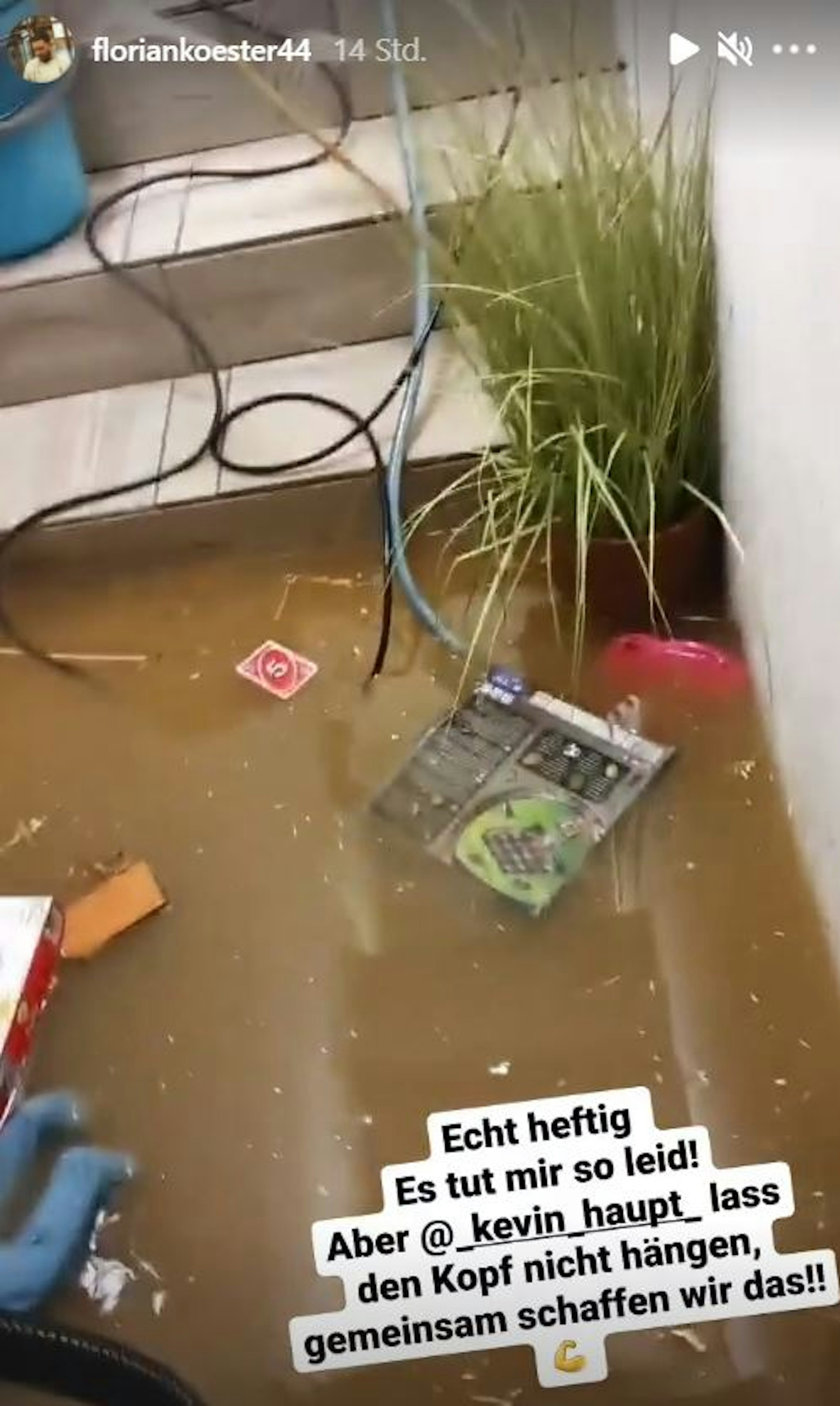 Florian Köster zeigt in seiner Instagram-Story die Auswirkungen des Hochwassers, das das Haus seines Freundes Kevin Haupt verwüstet hat.