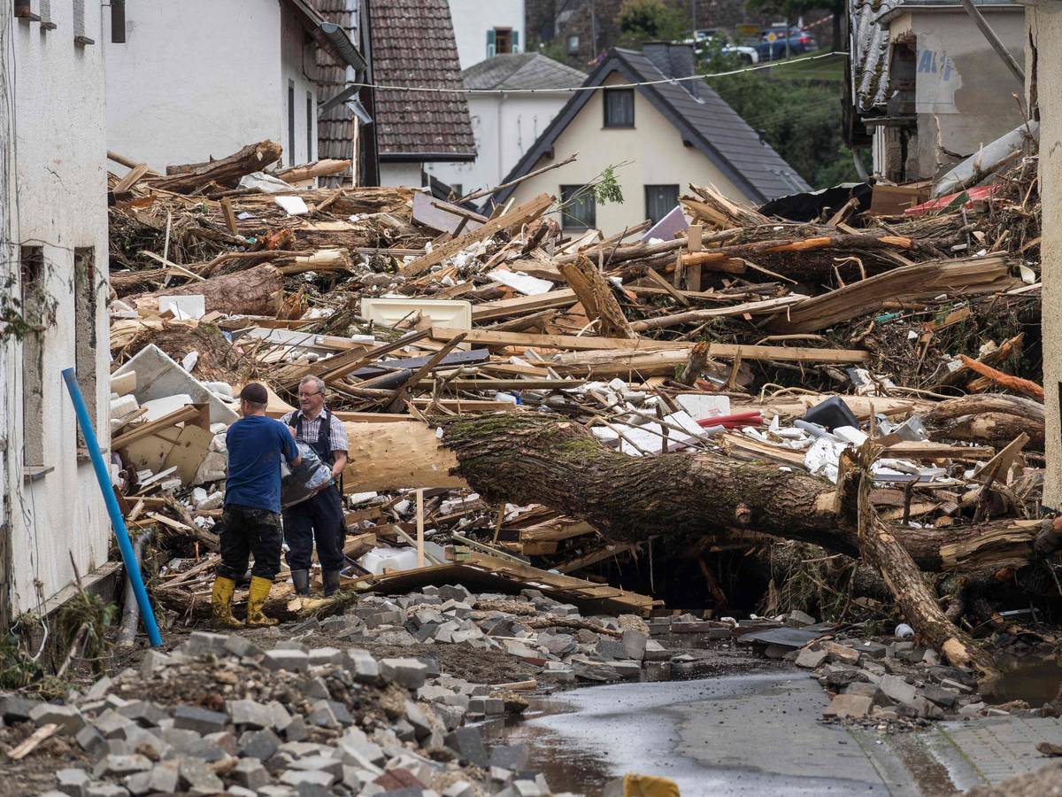 Zwei Männer packen am 15. Juli 2021 in Schuld im Ahrtal mit an