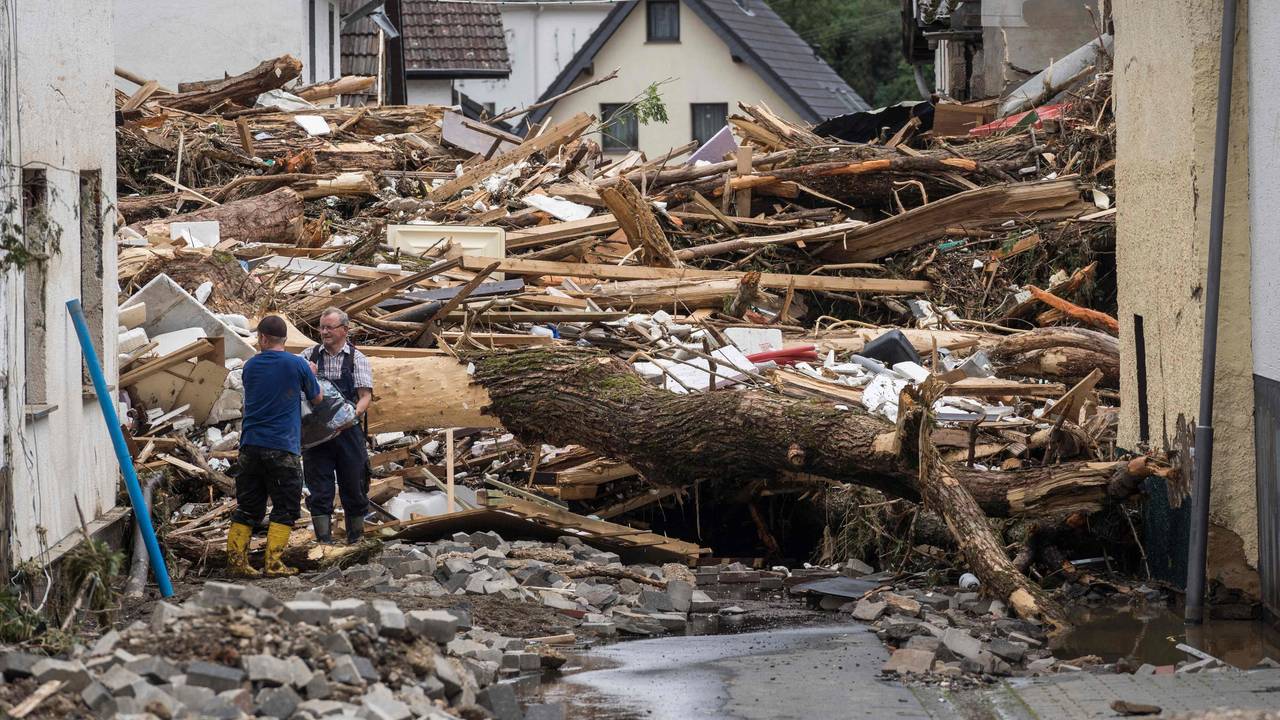 Zwei Männer packen am 15. Juli 2021 in Schuld im Ahrtal mit an