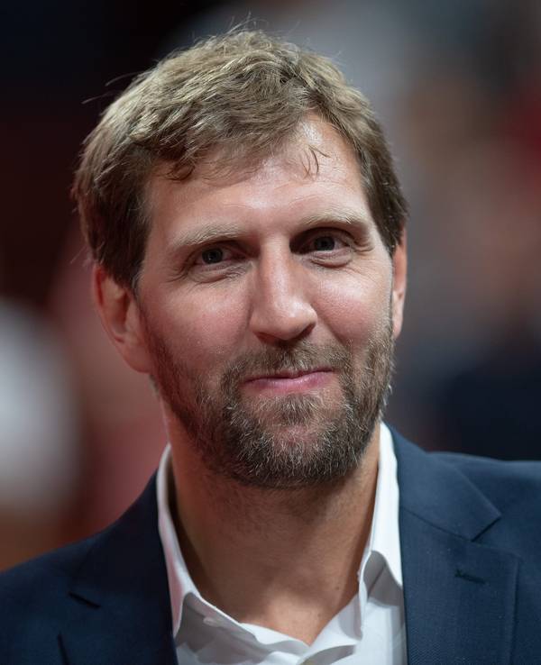 Dirk Nowitzki im Anzug als Gast bei der Basketball-WM 2019.