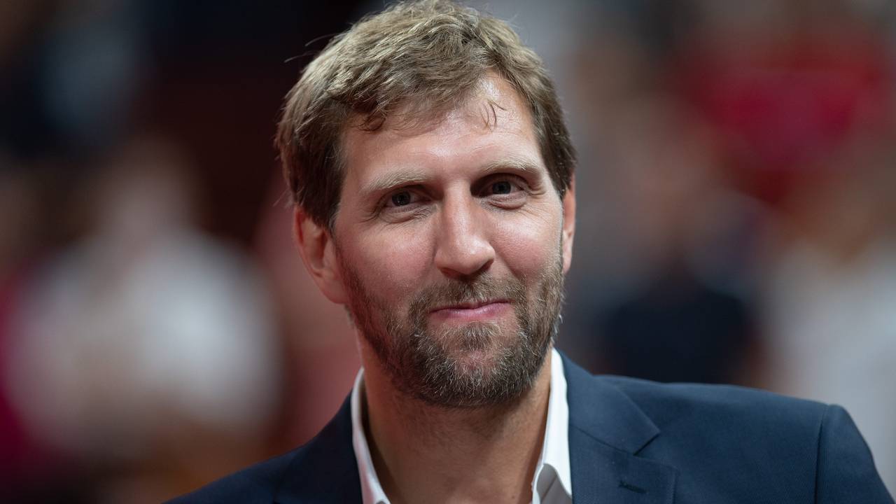 Dirk Nowitzki im Anzug als Gast bei der Basketball-WM 2019.