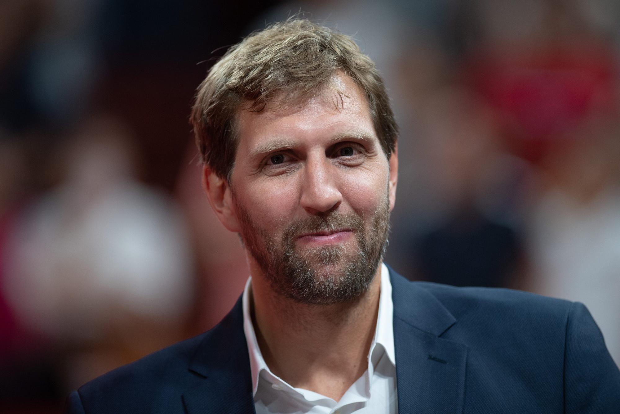 Dirk Nowitzki im Anzug als Gast bei der Basketball-WM 2019.