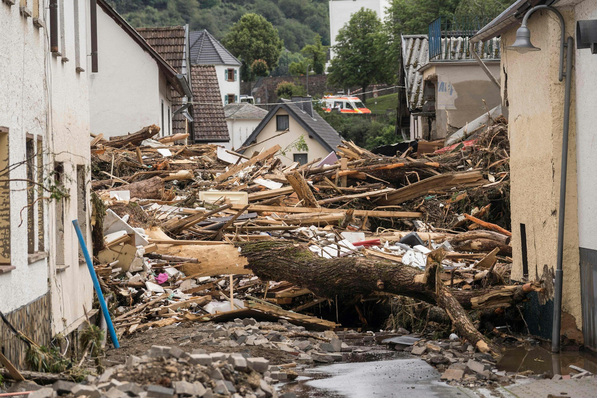 Müll in den Straßen von Schuld im Kreis Ahrweiler nach Hochwasser und Überschwemmungen