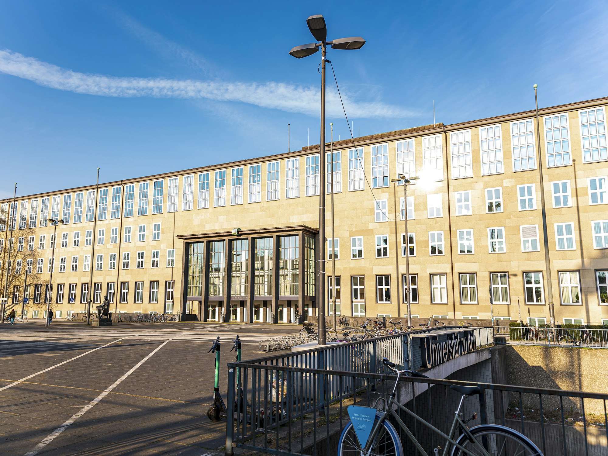 Das Gebäude der Universität zu Köln bei Sonnenschein.