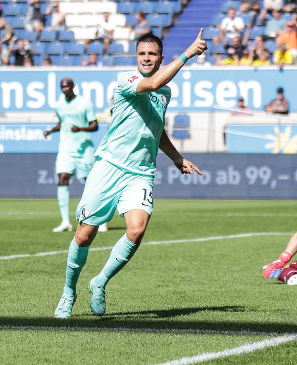Soma Novothny vom VfL Bochum bejubelt seinen Treffer gegen Borussia Dortmund.