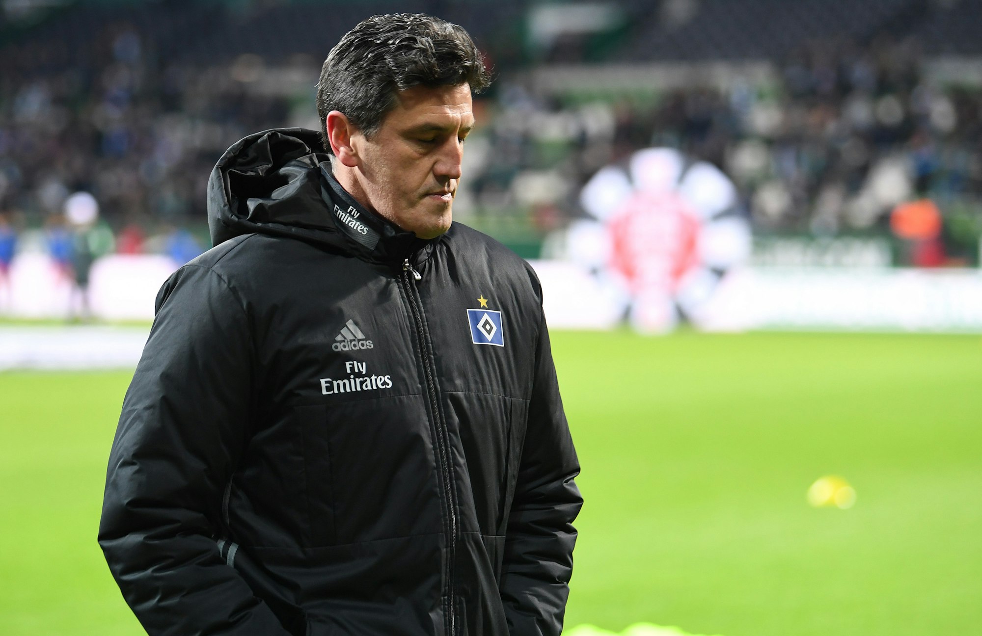 Jens Todt in HSV-Jacke im Stadion