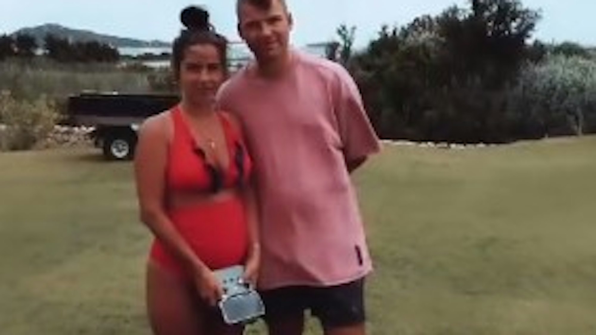 Sarah Engels und Julian am 16. Juli 2021 im Urlaub auf Sardinien bei einem missglückten Drohnen-Flug.