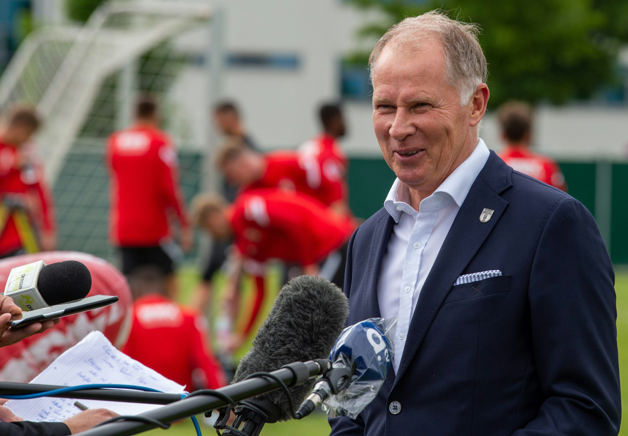 Stefan Reuter spricht vor Mikrofonen