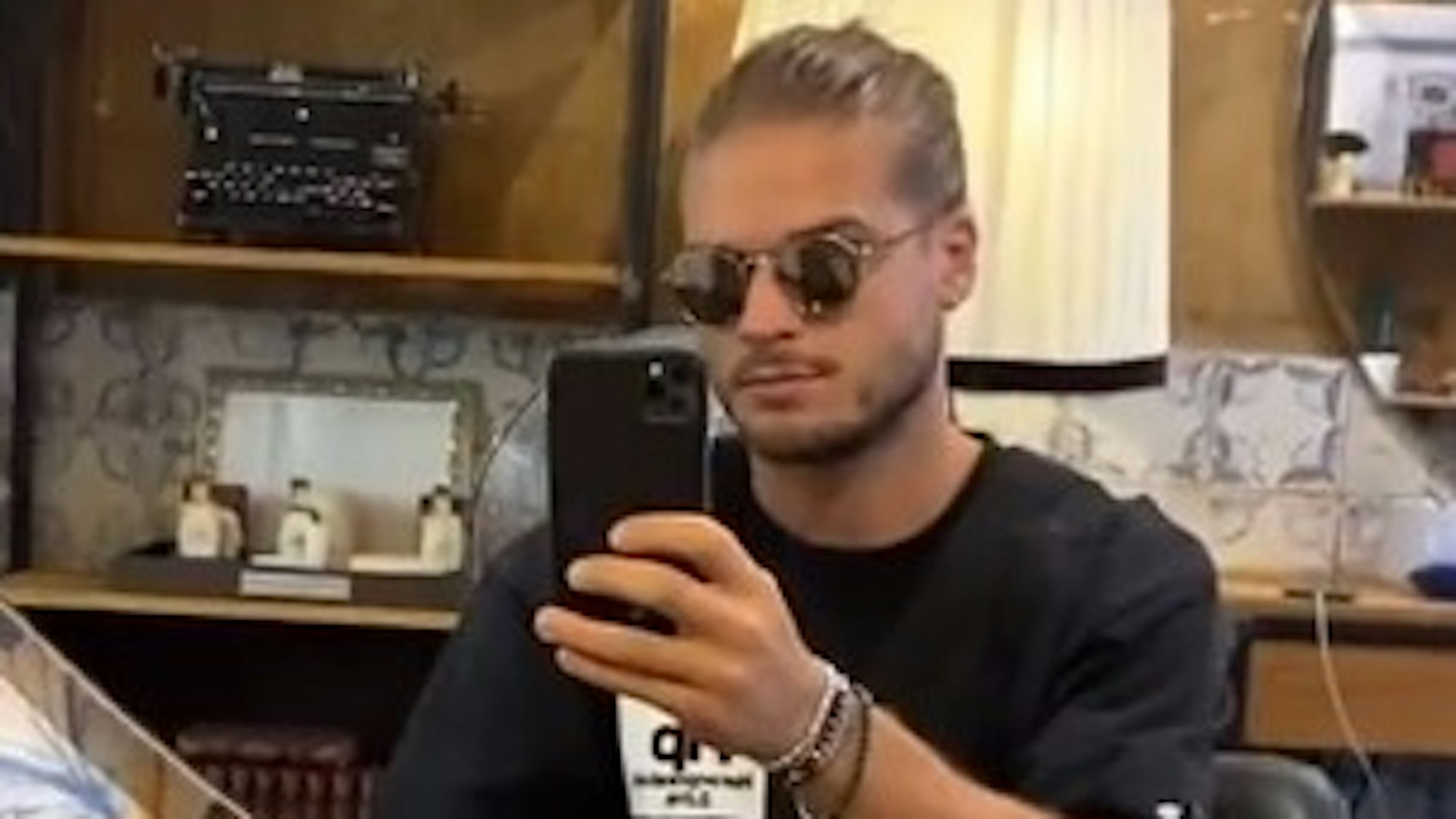 Rúrik Gíslason (33) hat am 15. Juli in seiner Instagram-Story Videos von sich vor, während und nach dem Besuch beim Barber gepostet.
Die Bilder wurden am 16. Juli für die Berichterstattung "Rúrik Gíslason hat den Bart ab" heruntergeladen