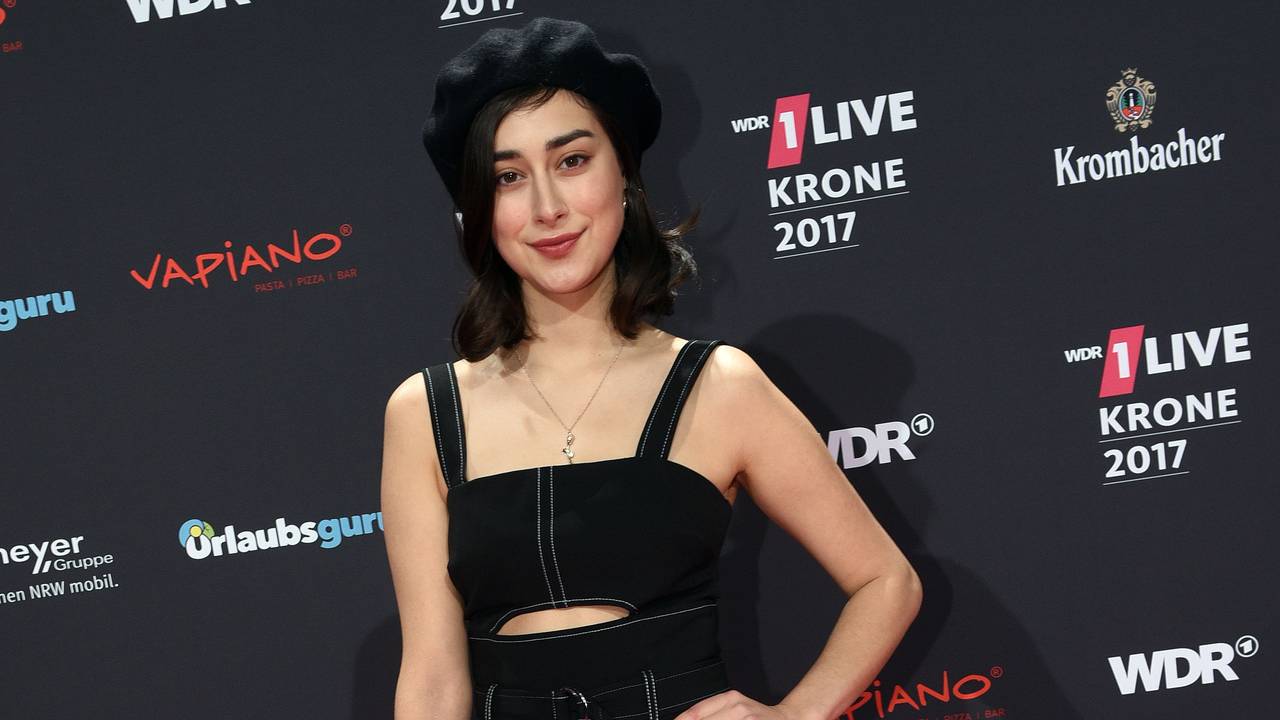 Die Sängerin Elif kommt am 07.12.2017 zur Verleihung der "1Live Krone 2017" in der Jahrhunderthalle in Bochum.