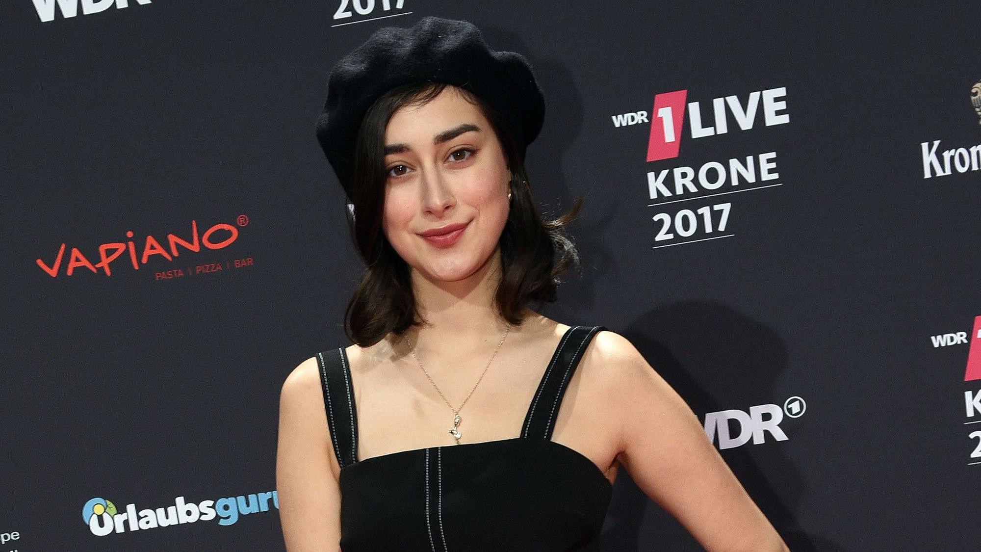 Die Sängerin Elif kommt am 07.12.2017 zur Verleihung der "1Live Krone 2017" in der Jahrhunderthalle in Bochum.