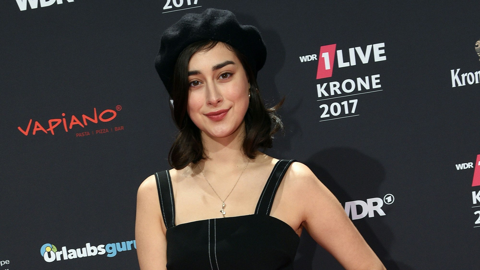 Die Sängerin Elif kommt am 07.12.2017 zur Verleihung der "1Live Krone 2017" in der Jahrhunderthalle in Bochum.