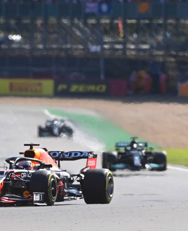 Max Verstappen fährt im Sprintrennen der Formel 1 vor Lewis Hamilton um eine Kurve.
