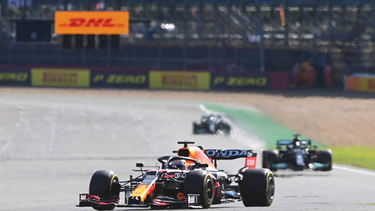 Max Verstappen fährt im Sprintrennen der Formel 1 vor Lewis Hamilton um eine Kurve.