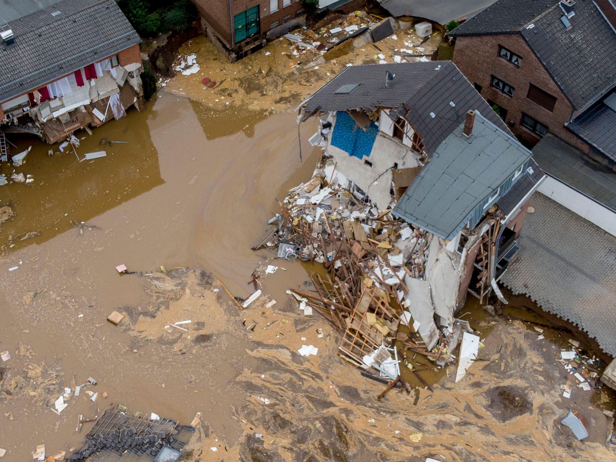 Durch das Hochwasser zerstörte Häuser in Erftstadt-Blessem am 17. Juli 2021.