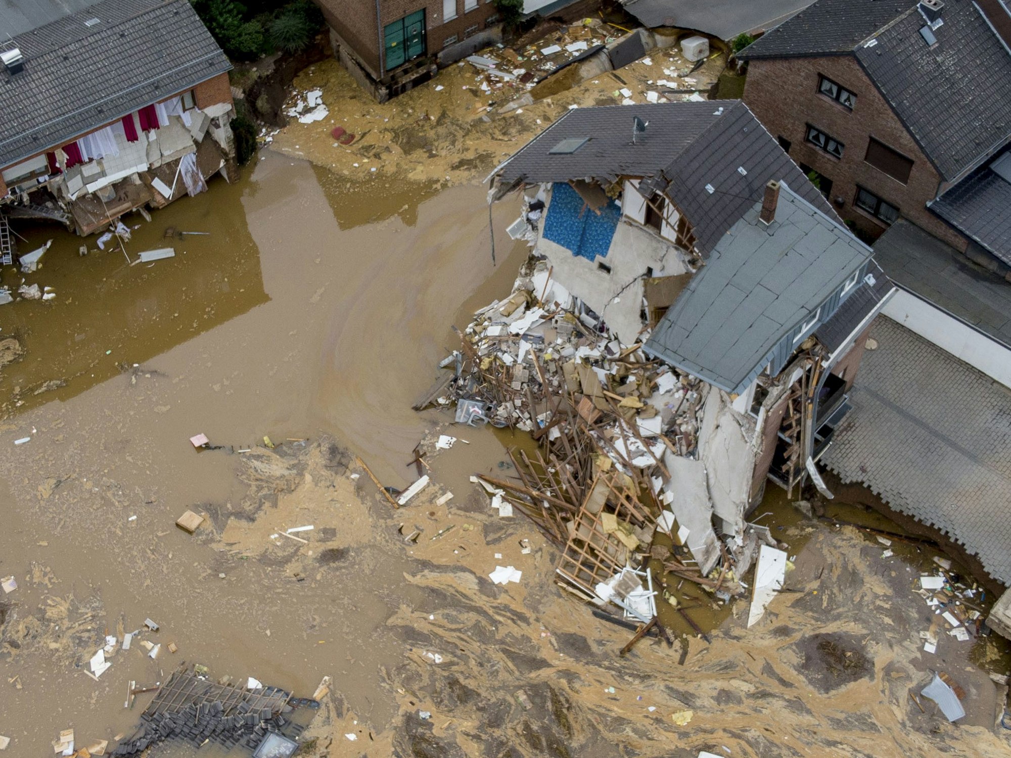 Durch das Hochwasser zerstörte Häuser in Erftstadt-Blessem am 17. Juli 2021.