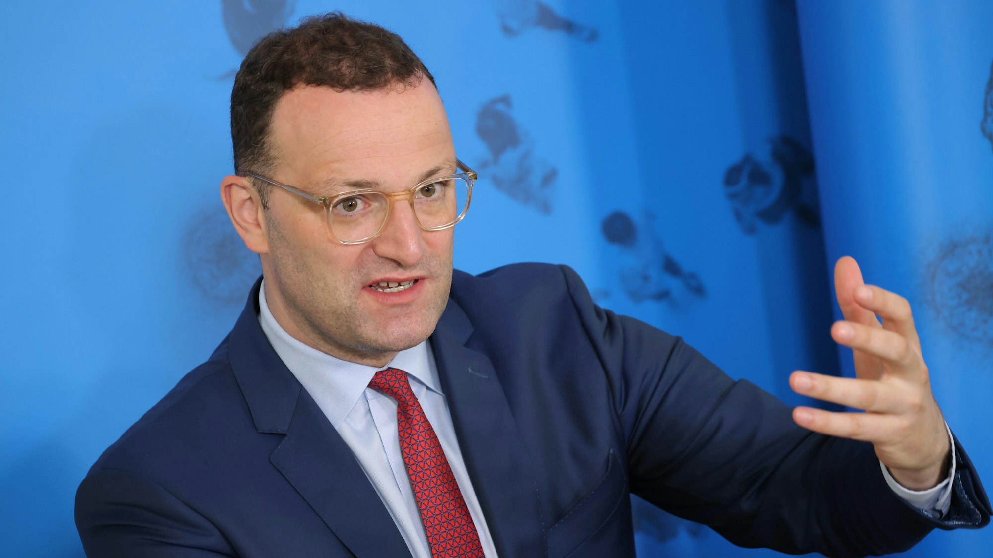 Jens Spahn verrät, die neuen Corona-Regeln für Arbeitgeber und ihre Mitarbeiter.