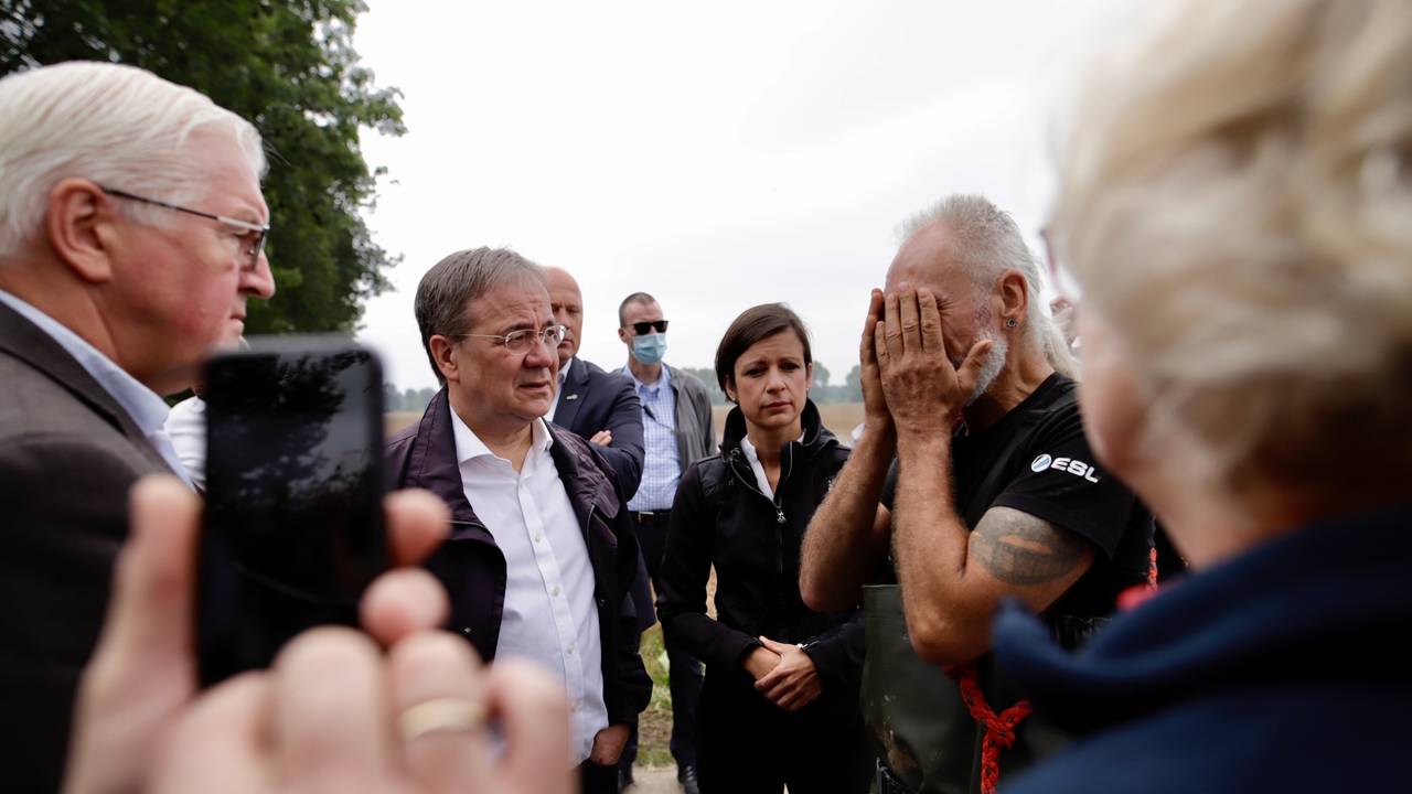 Bundespräsident Frank-Walter Steinmeier und NRW-Ministerpräsident Armin Laschet (CDU) sprechen mit einem Anwohner in Erftstadt.