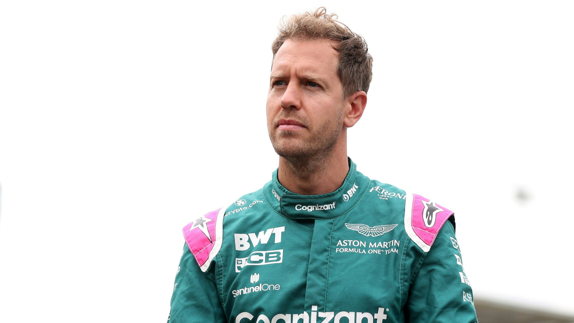 Sebastian Vettel geht im Rennanzug über die Strecke der Formel 1 in Silverstone.