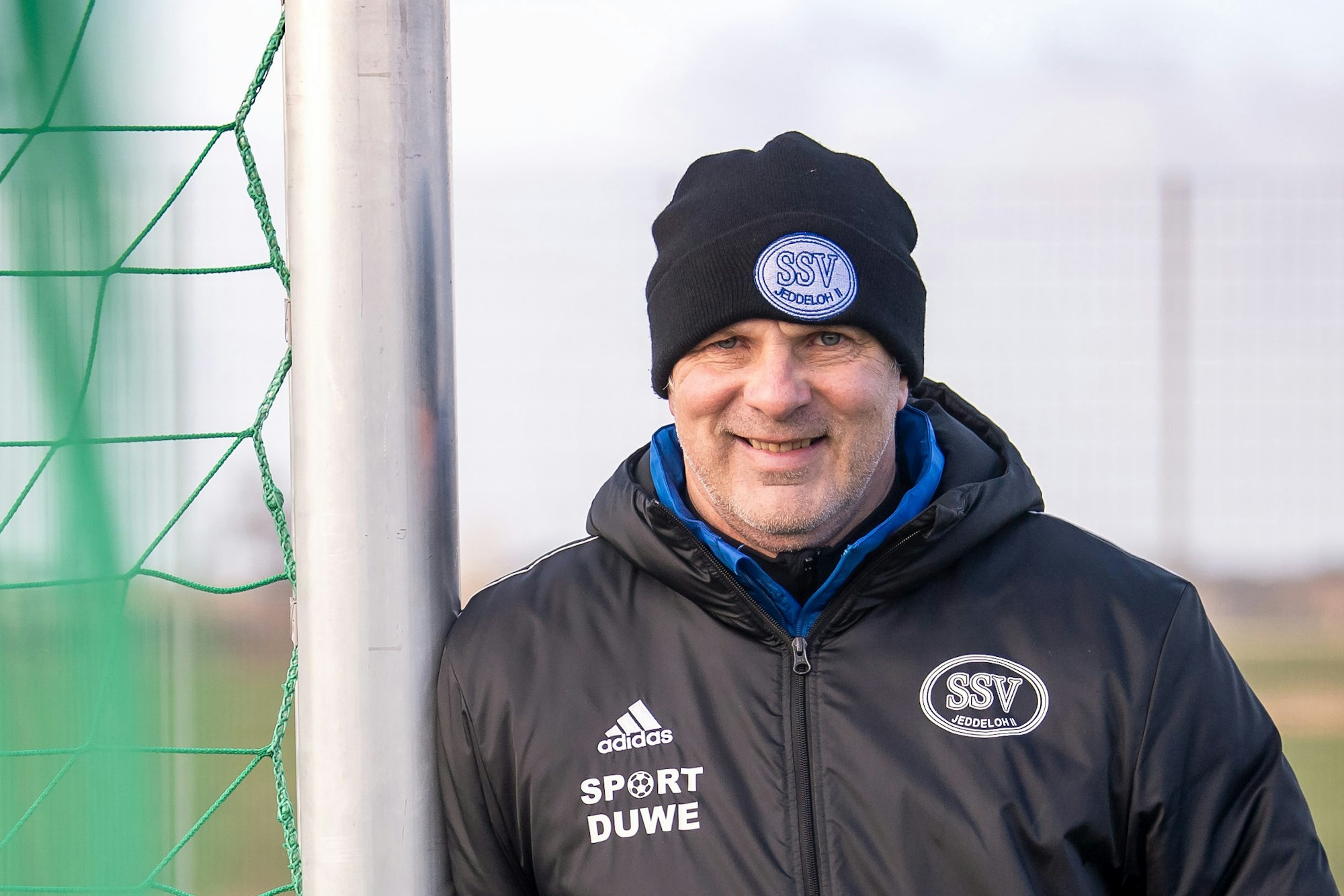 Oliver Reck lehnt als Trainer vom SSV Jeddeloh II am Pfosten