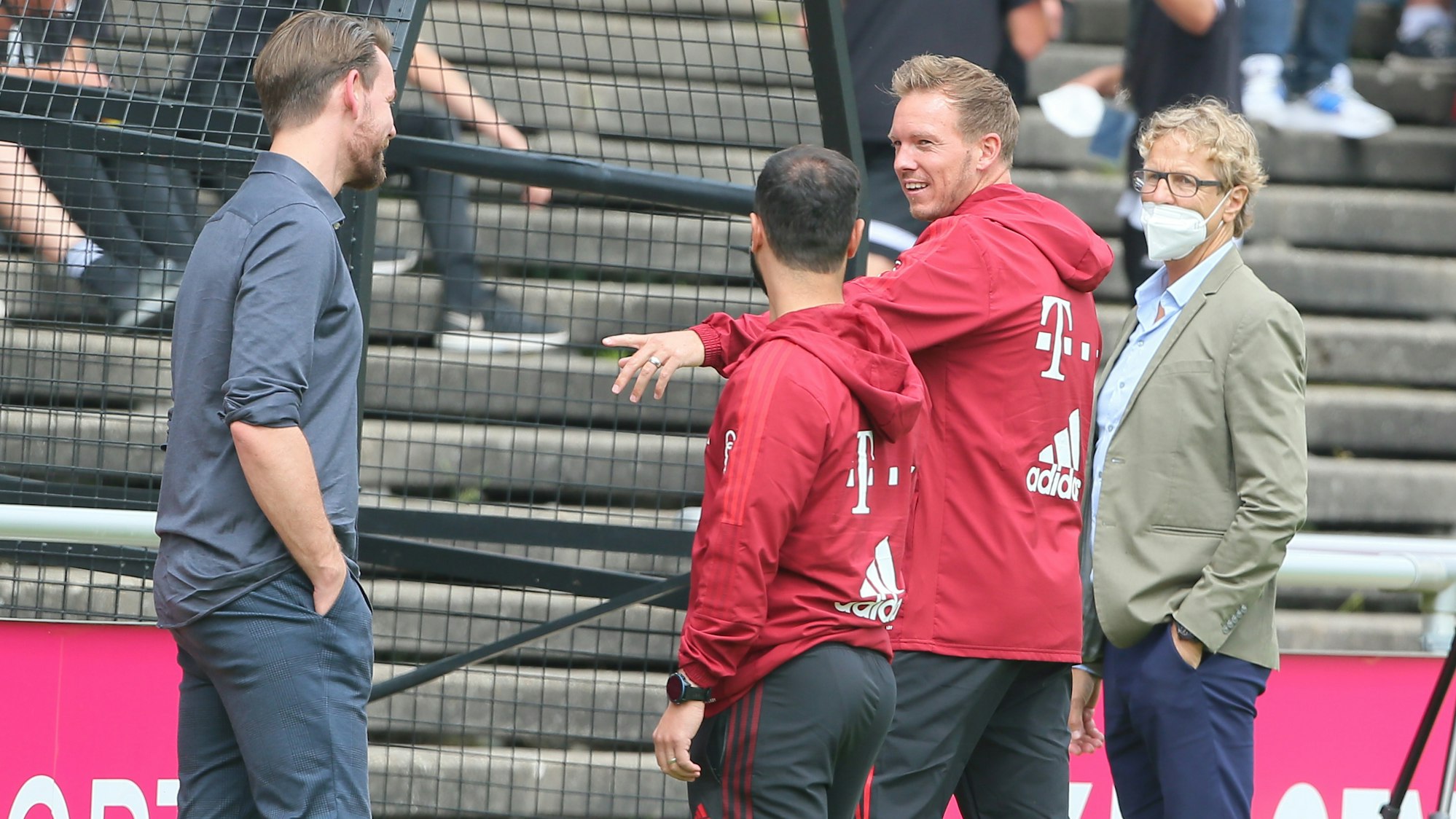 Julian Nagelsmann spricht beim Testspiel 1. FC Köln gegen FC Bayern München mit Thomas Kessler.