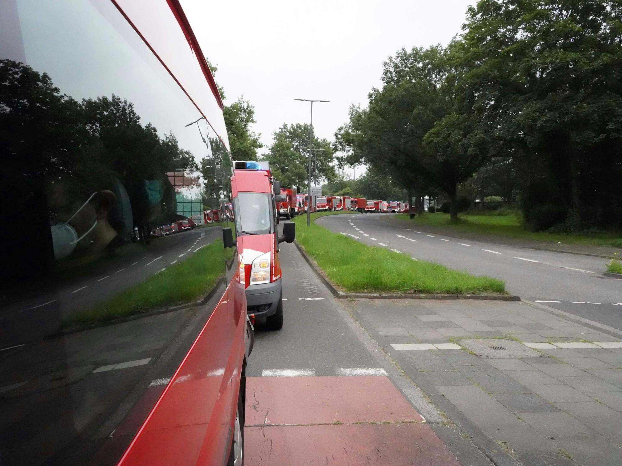Feuerwehr-Wagen in Reihe auf dem Weg von Köln nach Erftstadt.