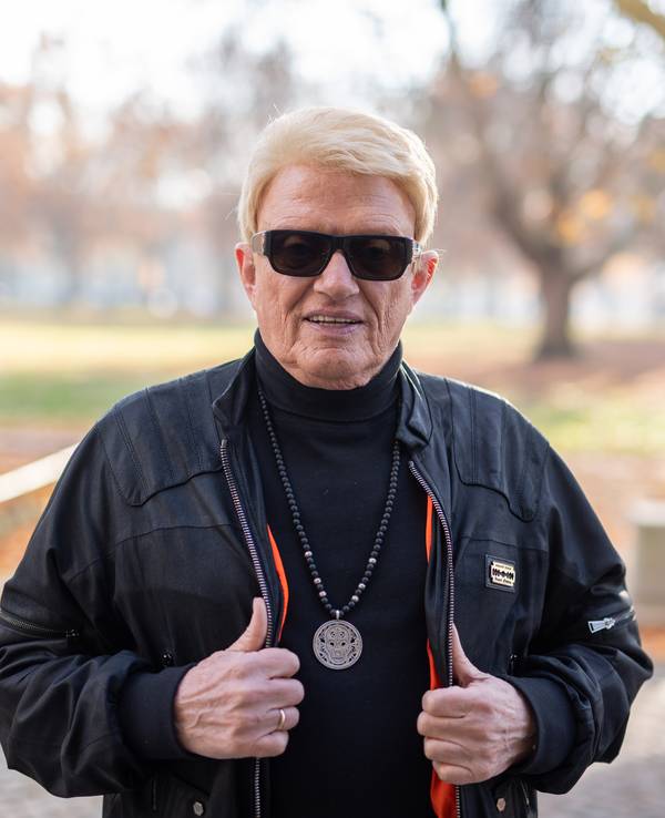 Der Musiker Heino blickt am Rande eines Interviews in die Kamera.