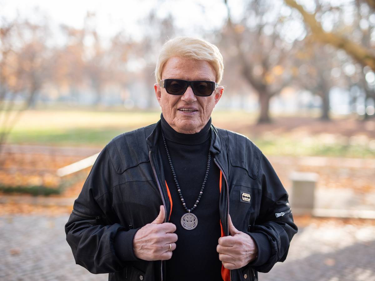 Der Musiker Heino blickt am Rande eines Interviews in die Kamera.