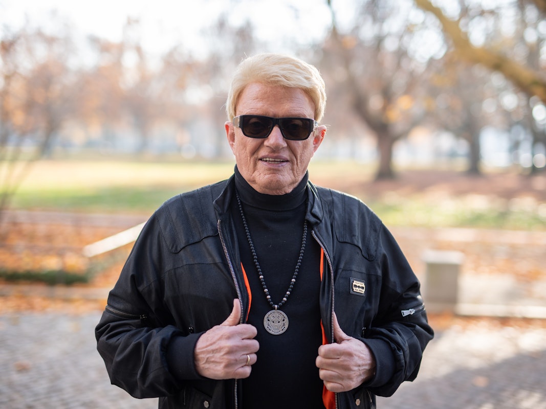 Der Musiker Heino blickt am Rande eines Interviews in die Kamera.