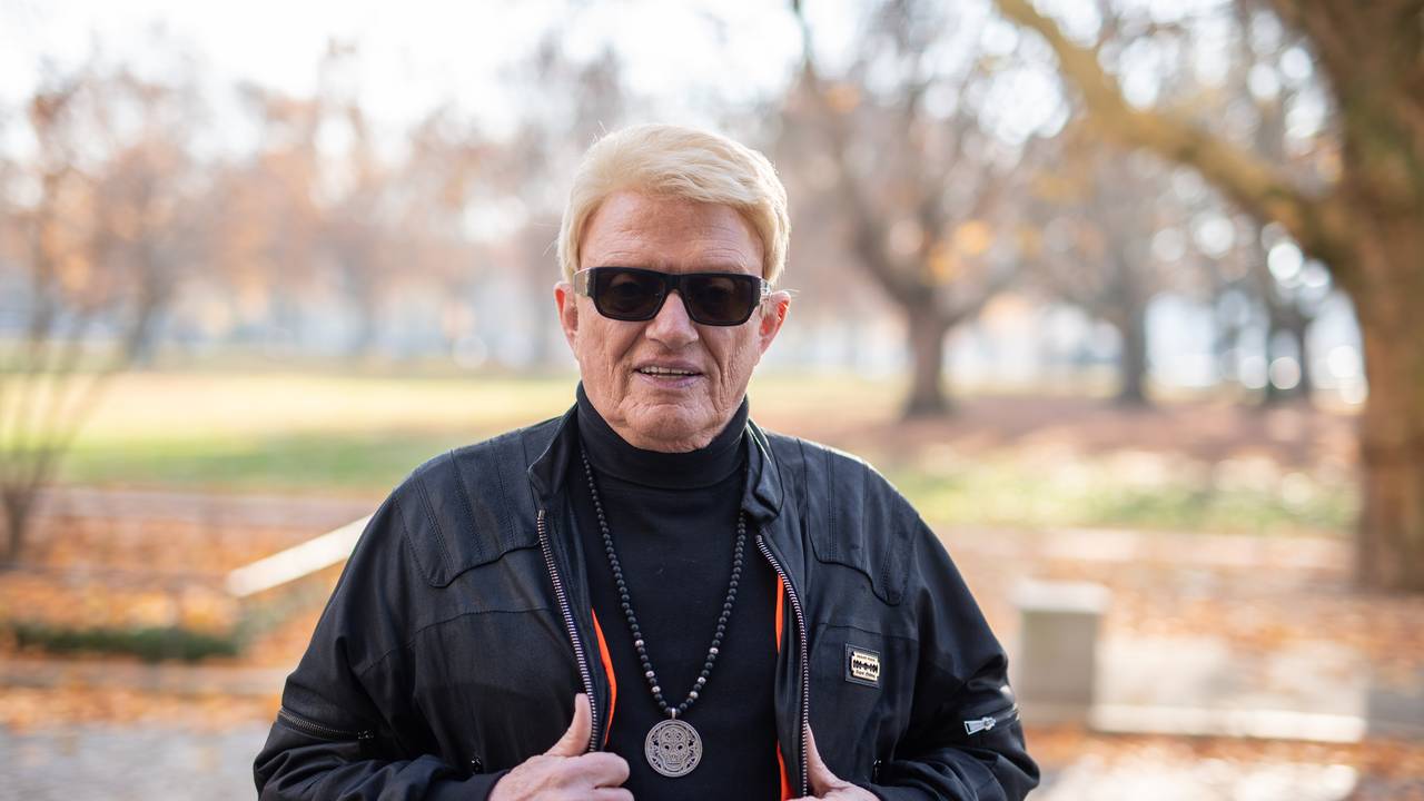 Der Musiker Heino blickt am Rande eines Interviews in die Kamera.