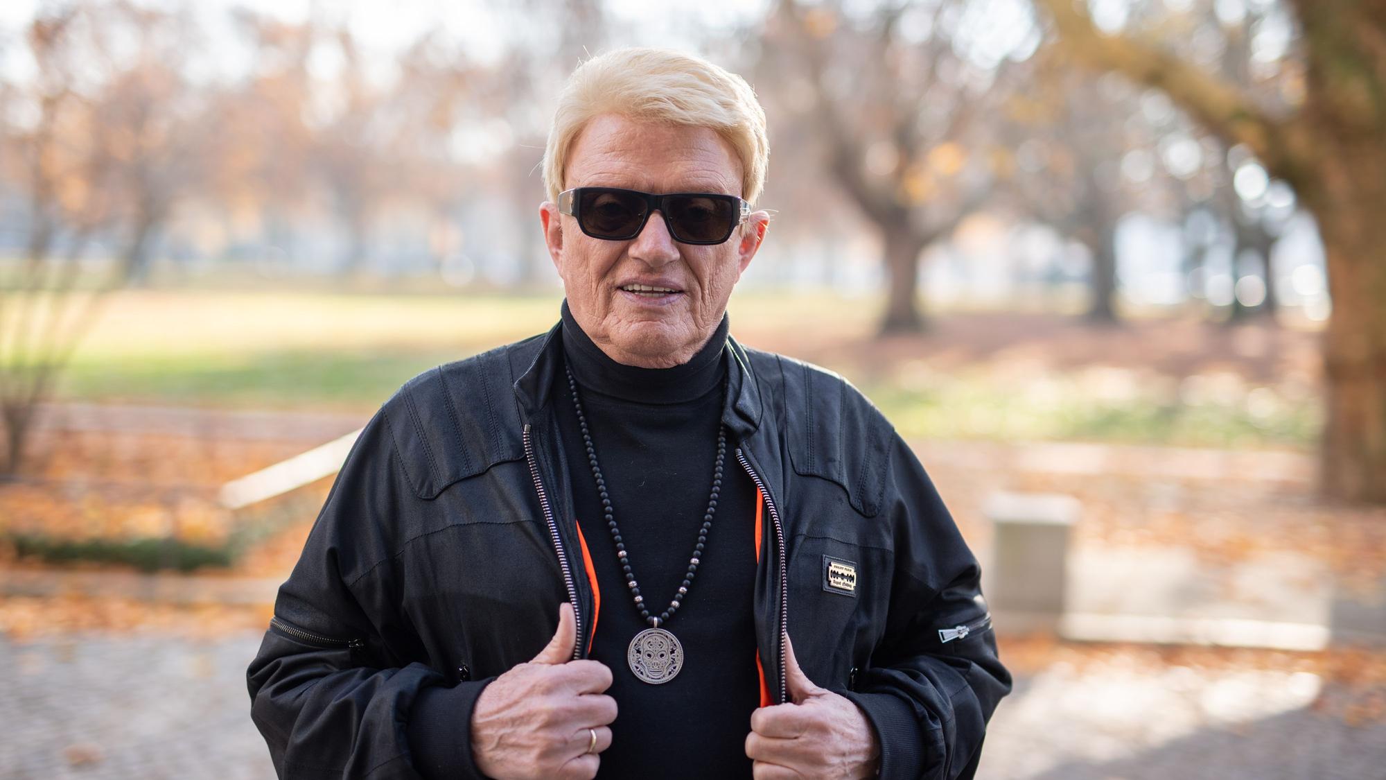 Der Musiker Heino blickt am Rande eines Interviews in die Kamera.