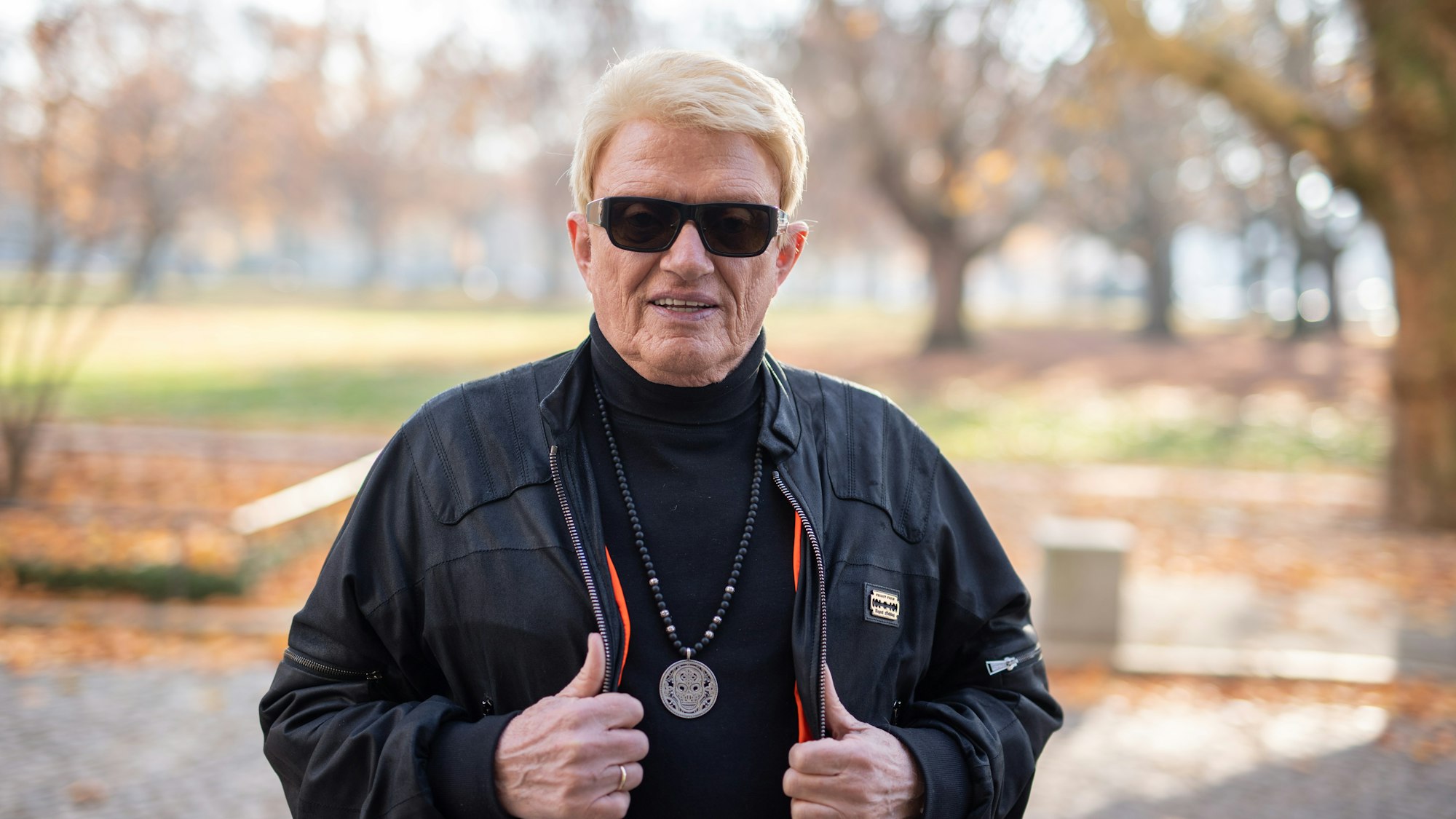 Der Musiker Heino blickt am Rande eines Interviews in die Kamera.