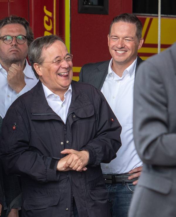 Armin Laschet lacht in Erftstadt, während Bundespräsident Frank-Walter Steinmeier (nicht im Bild) ein Pressestatement gibt.