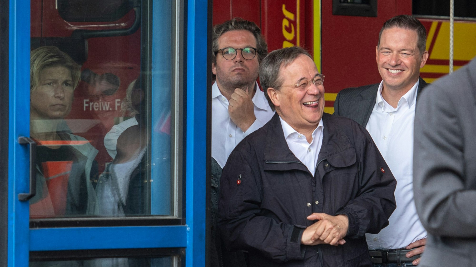 Armin Laschet lacht in Erftstadt, während Bundespräsident Frank-Walter Steinmeier (nicht im Bild) ein Pressestatement gibt.