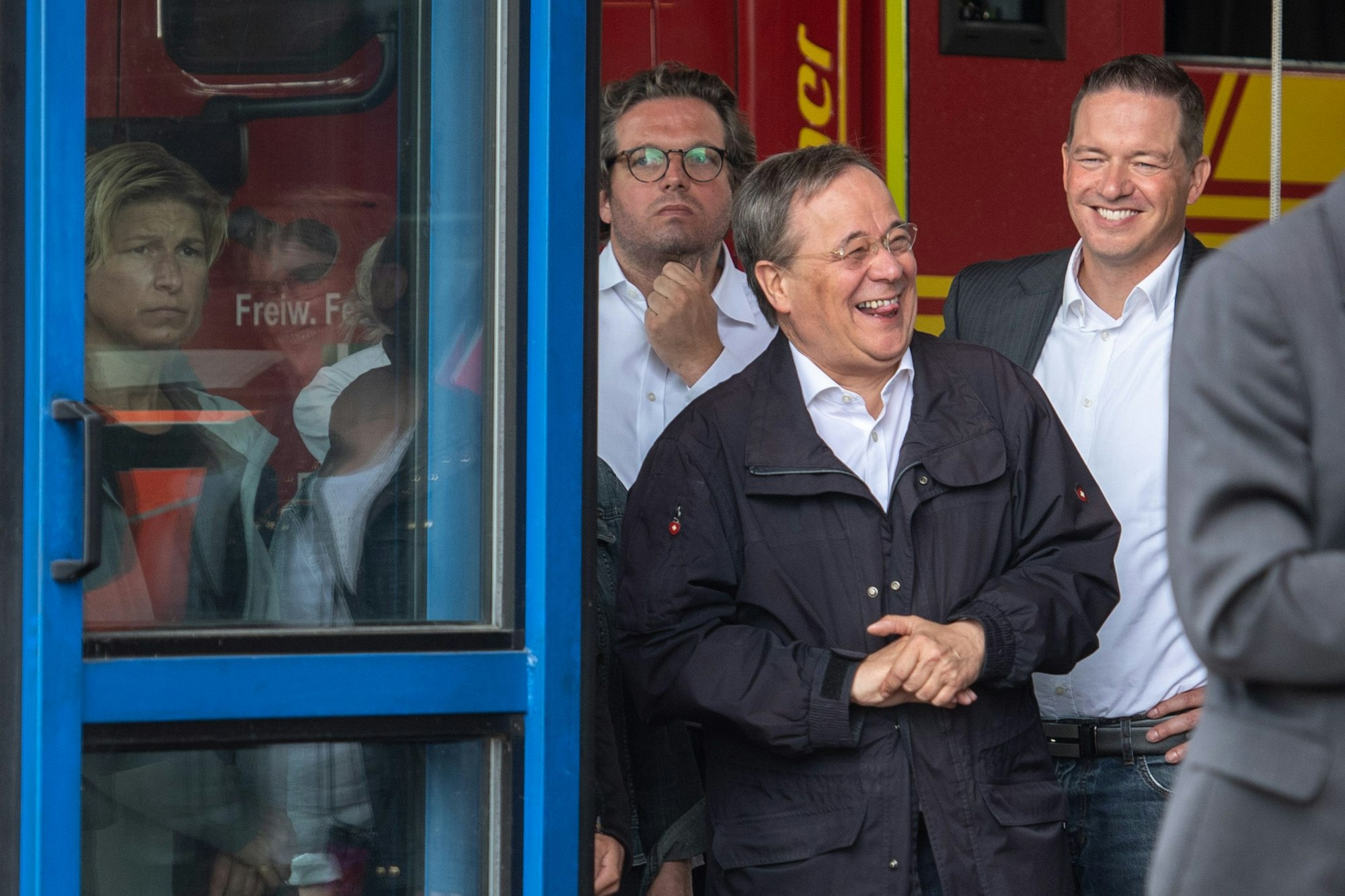 17.07.2021, Nordrhein-Westfalen, Erftstadt: Armin Laschet (CDU), Ministerpräsident von Nordrhein-Westfalen, lacht während Bundespräsident Steinmeier (nicht im Bild) ein Pressestatement gibt.