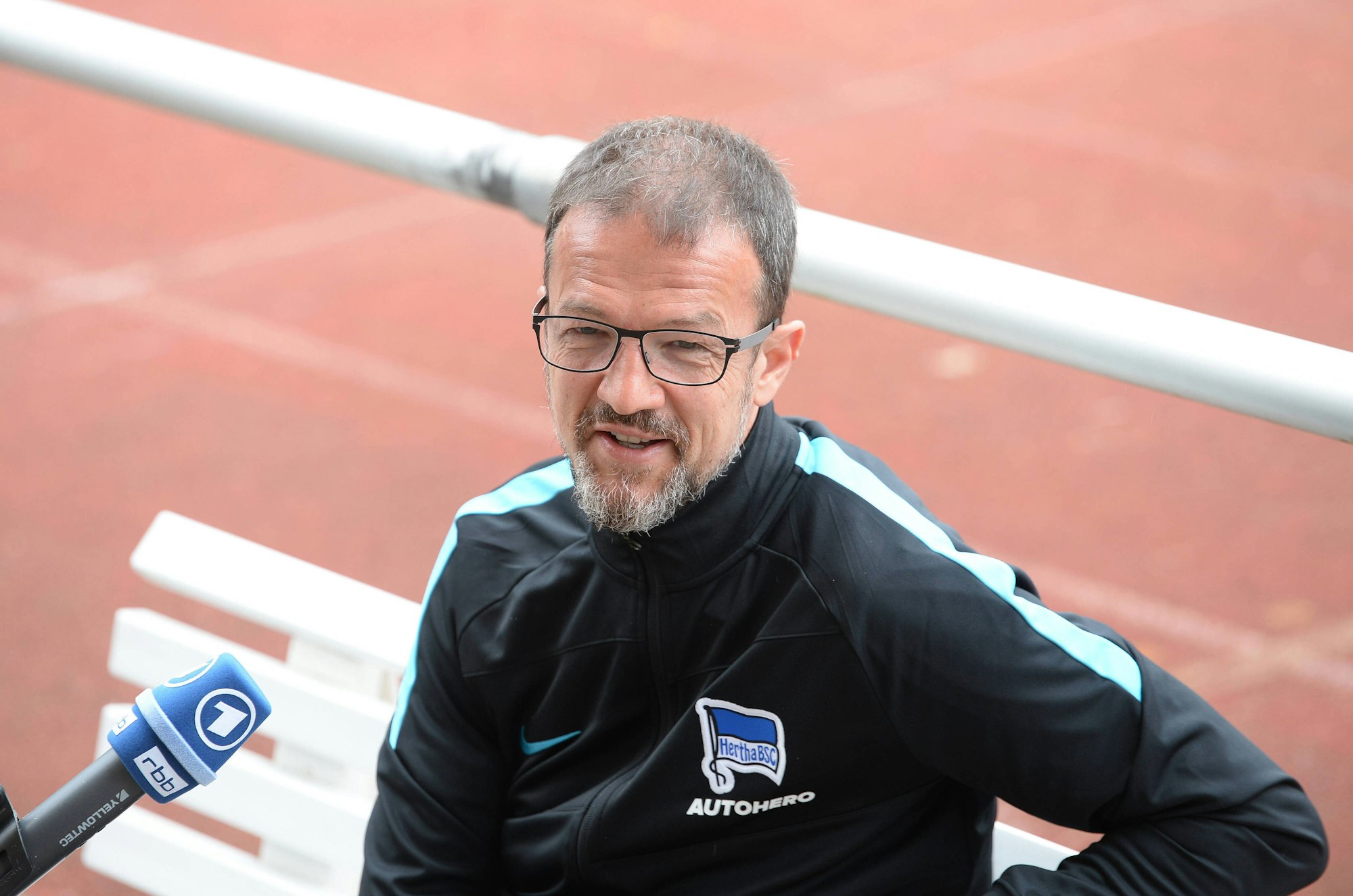 Fredi Bobic vor einem ARD-Mikrofon