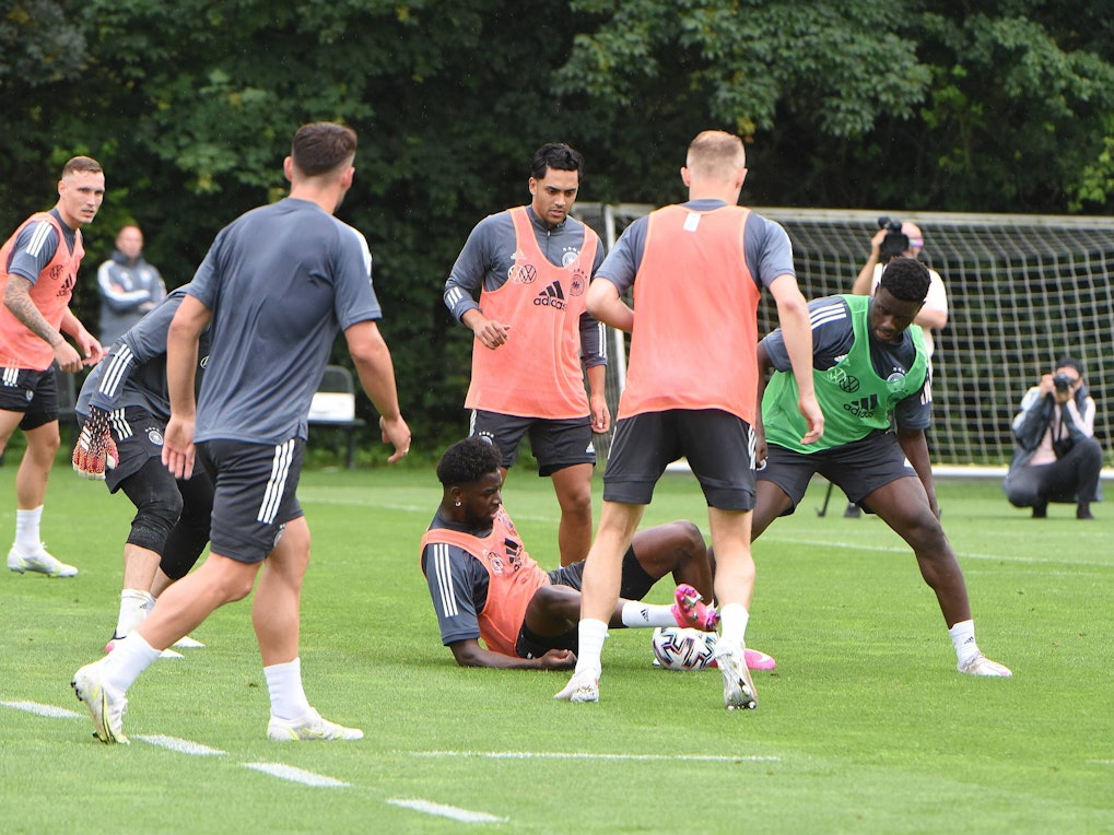 Jordan Torunarigha liegt bei einem Zweikampf im Training der deutschen Olympia-Auswahl am Boden.
