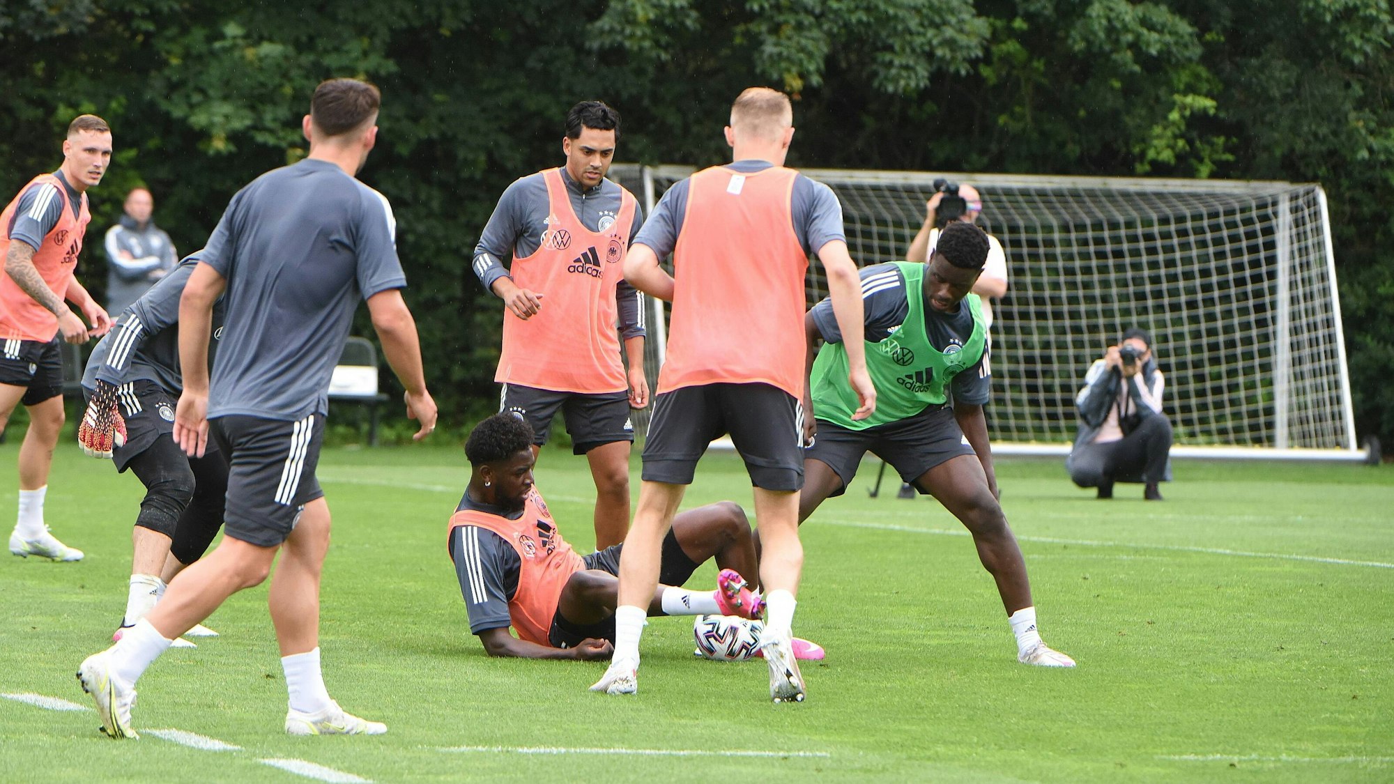 Jordan Torunarigha liegt bei einem Zweikampf im Training der deutschen Olympia-Auswahl am Boden.